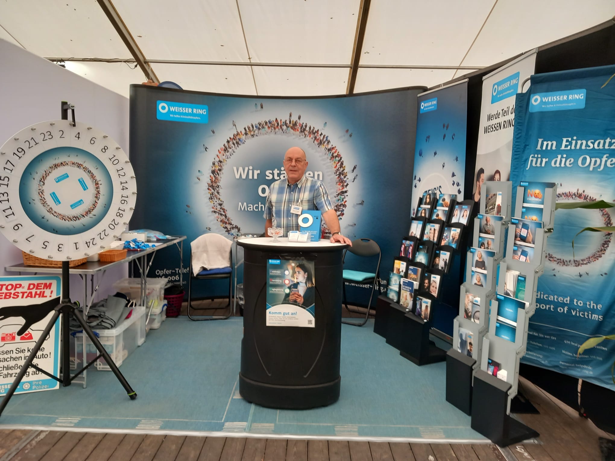 Informationsstand des Weißen Rings