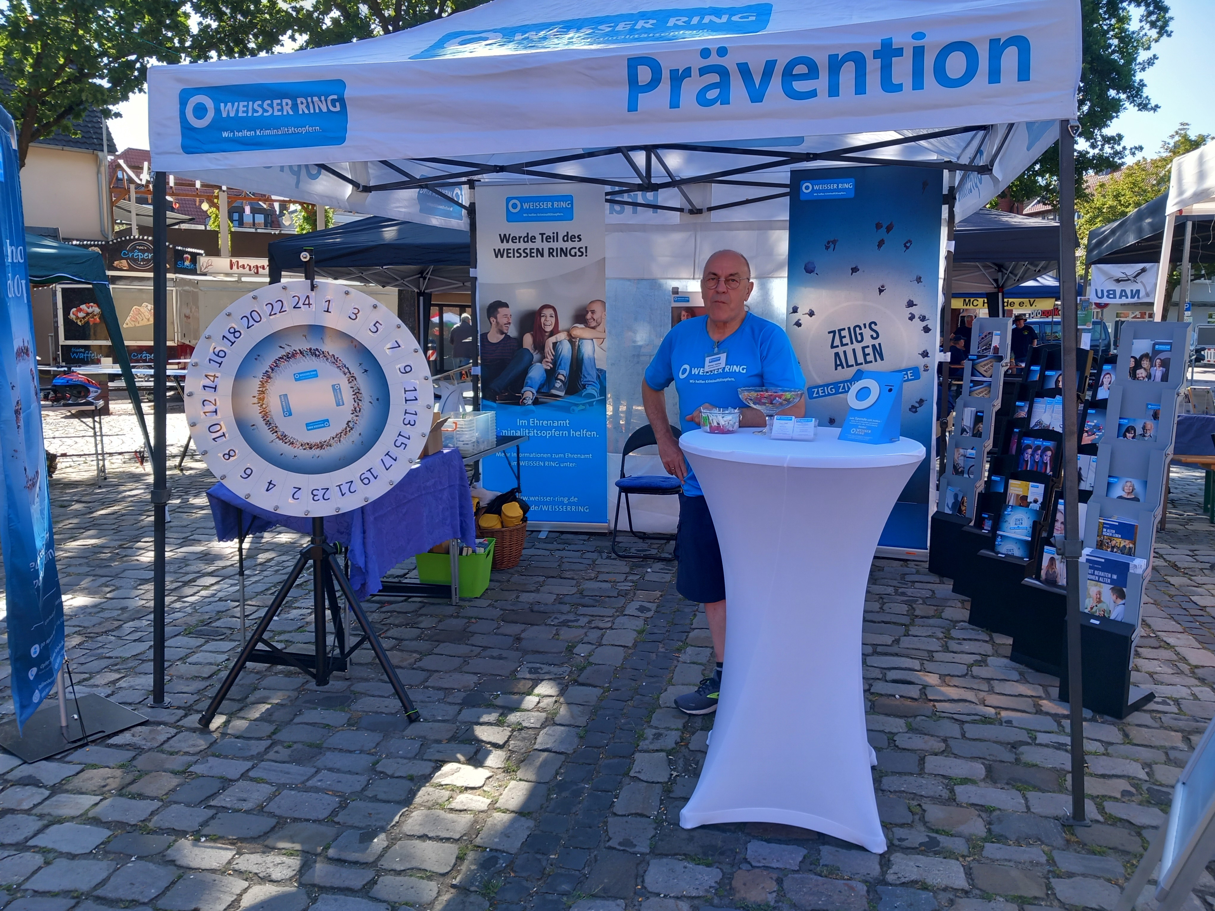 Wener Käding am Infostand des WEISSEN RINGS