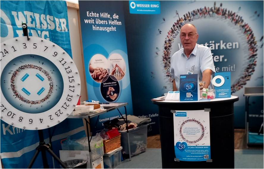 Werner Käding betreut den Infostand des WEISSEN RINGS