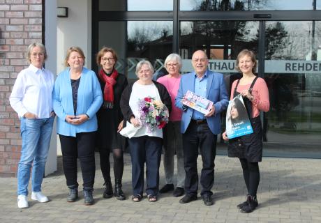 Damen der Gleichstellungsstellen verschiedener Gemeinden übergeben eine Spende an Werner und Jutta Käding