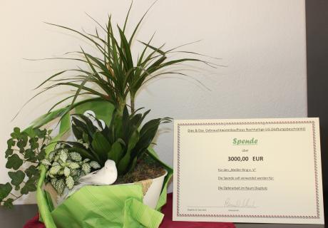Es wird eine Spende in Höhe von 3000 Euro überreicht.