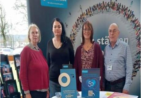 3Mitarbeiterinnen aus Minden-Lübbeke und Werner Käding am Stand vom WEISSEN RING